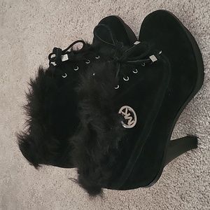 Michael Kors Black ankle books with fur